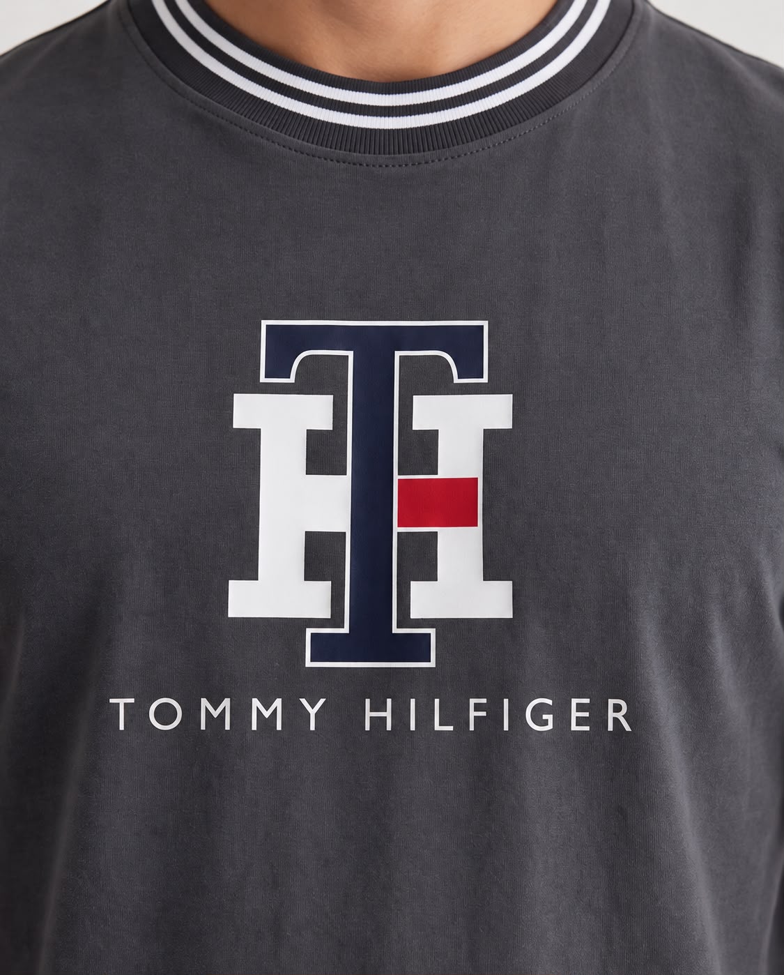 Camiseta Tommy Hilfiger monograma TH gris oscuro en look casual sentado