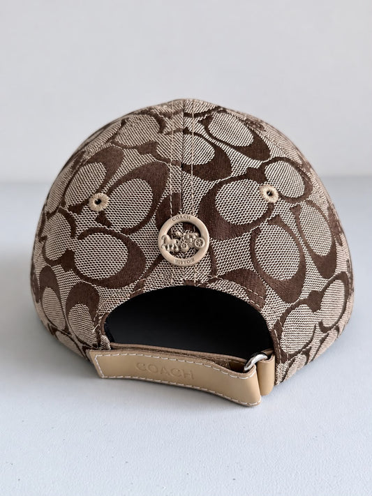 Interior de gorra Coach monograma beige con café y parte inferior de la visera