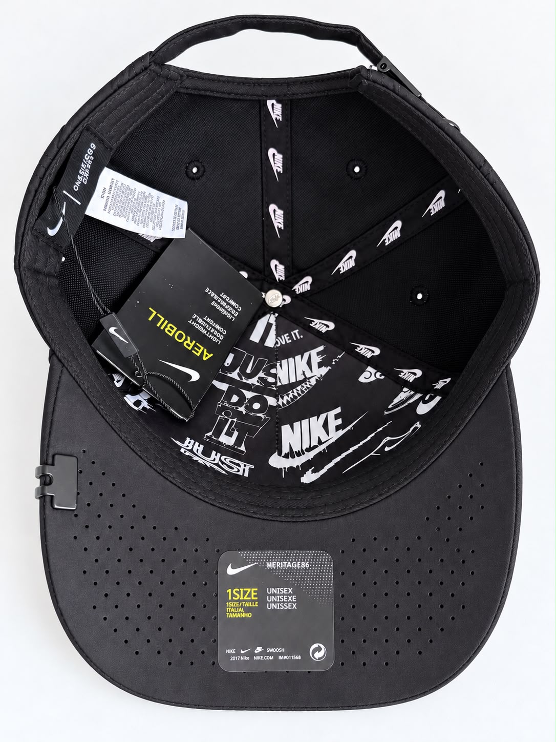 Interior de la gorra Nike AIR negra y parte inferior de la visera