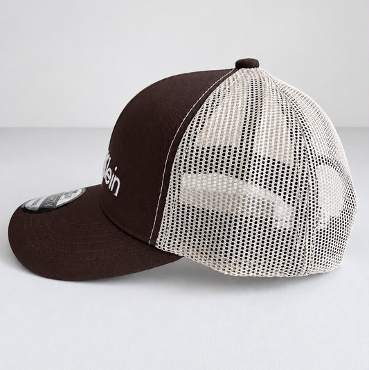 INFANTIL Gorra Calvin Klein Café con Malla Blanca