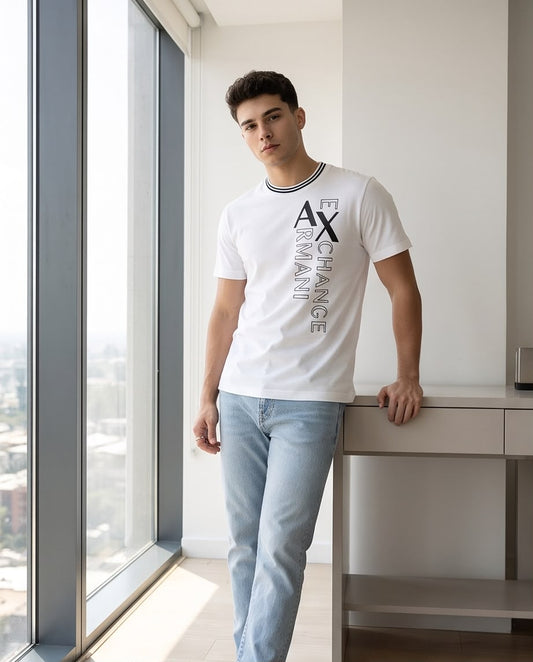 Camiseta Blanca Armani Exchange Letras Verticales Cuello Rayado Regular Fit