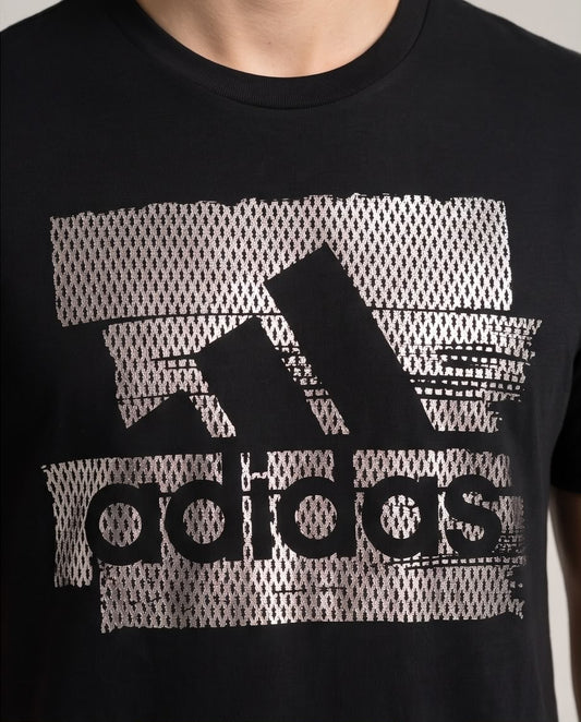 Camiseta Negra adidas Tres Barras con Trama Gris Regular Fit