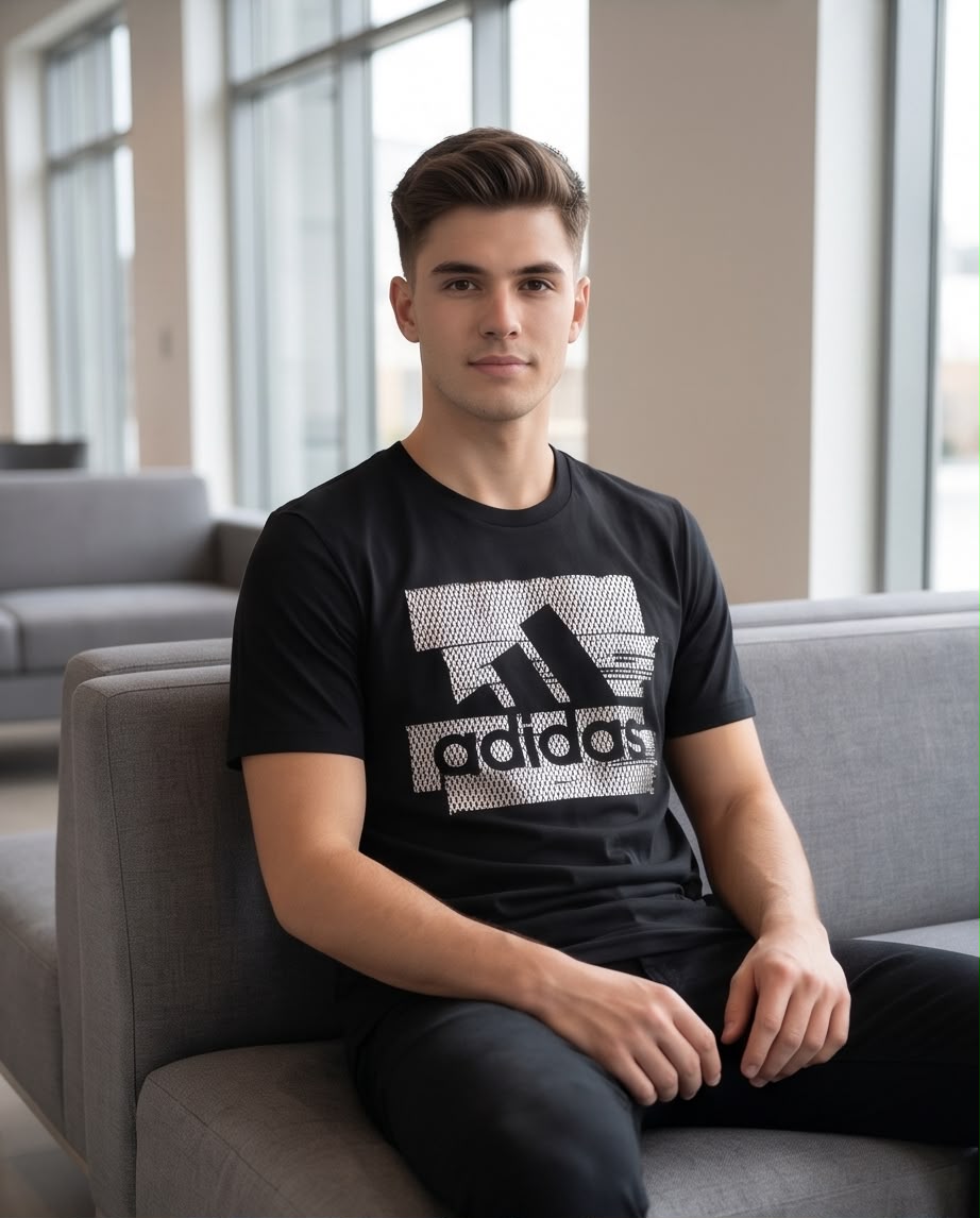 Camiseta Negra adidas Tres Barras con Trama Gris Regular Fit