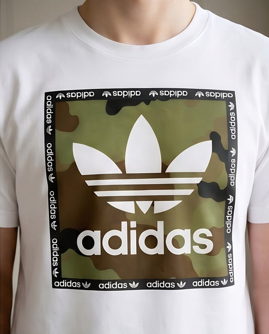 Camiseta Blanca adidas Camuflada con Borde de Logos Regular Fit