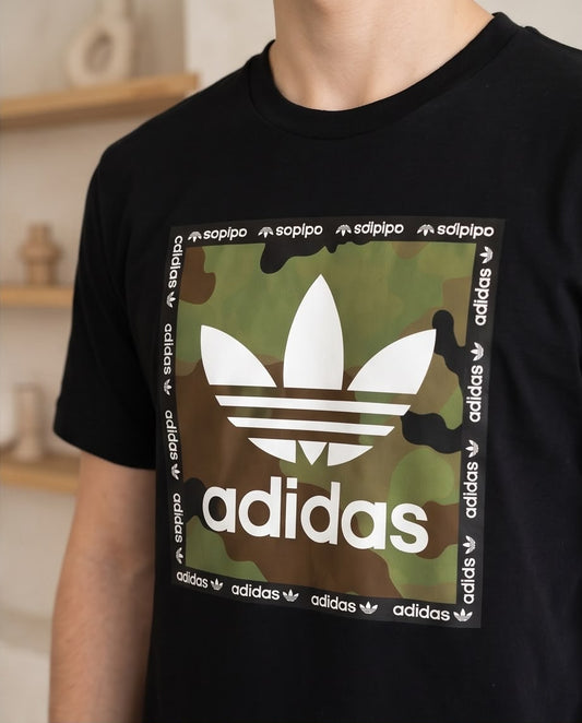 Camiseta Negra adidas Camuflada con Borde de Logos Regular Fit