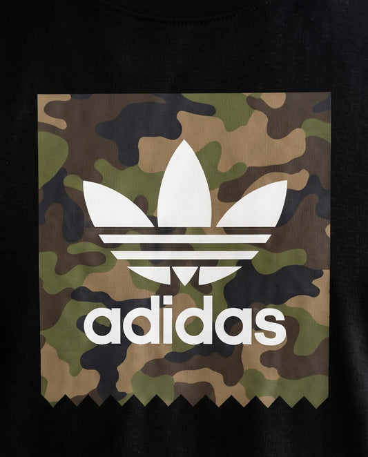 Camiseta Negra con Estampado adidas Camuflado Regular Fit