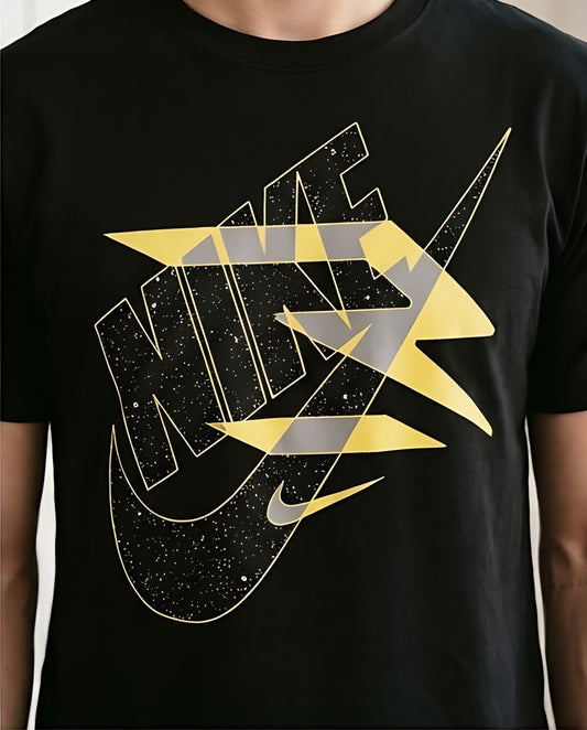 Camiseta Negra con Estampado NIKE Amarillo y Gris Regular Fit