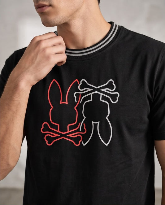 Camiseta Negra Conejos Rojo y Blanco Cuello Rayado Regular Fit