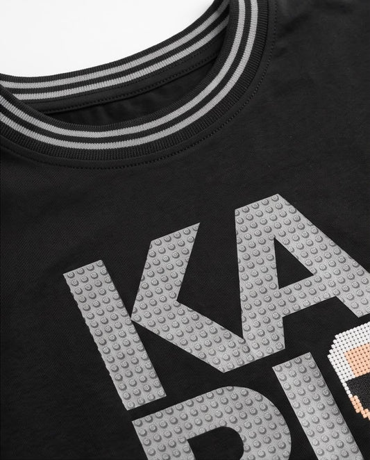 Camiseta Negra KARL LAGERFELD Letras Grises Cuello Rayado Regular Fit