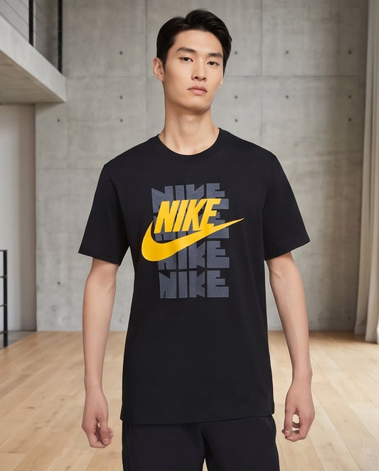 Camiseta Negra NIKE Letras Repetidas Grises y Logo Amarillo Regular Fit