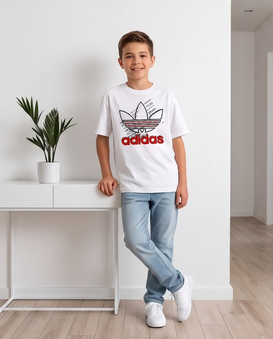 Camiseta Niño adidas Trébol Delineado Letras Rojas Blanca Semi Oversize