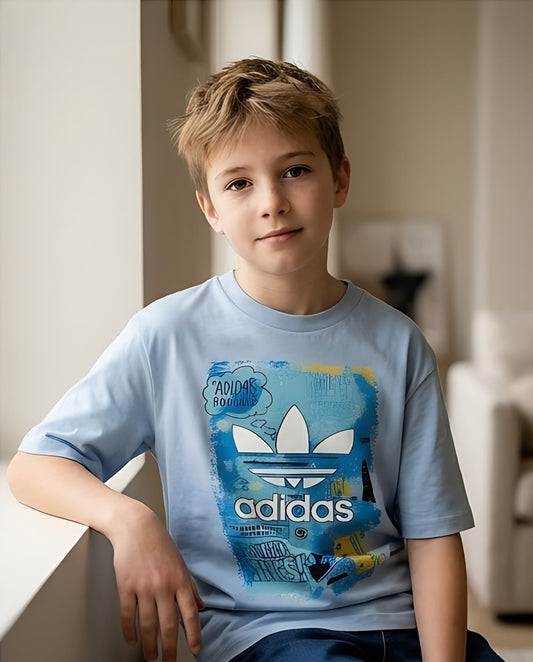 Camiseta Niño adidas Trébol Blanco Collage Azul y Amarillo Azul Cielo Semi Oversize