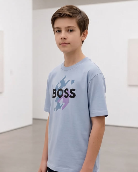 Camiseta Niño BOSS Letras Negras Geométrico Azul y Lila Azul Cielo Semi Oversize