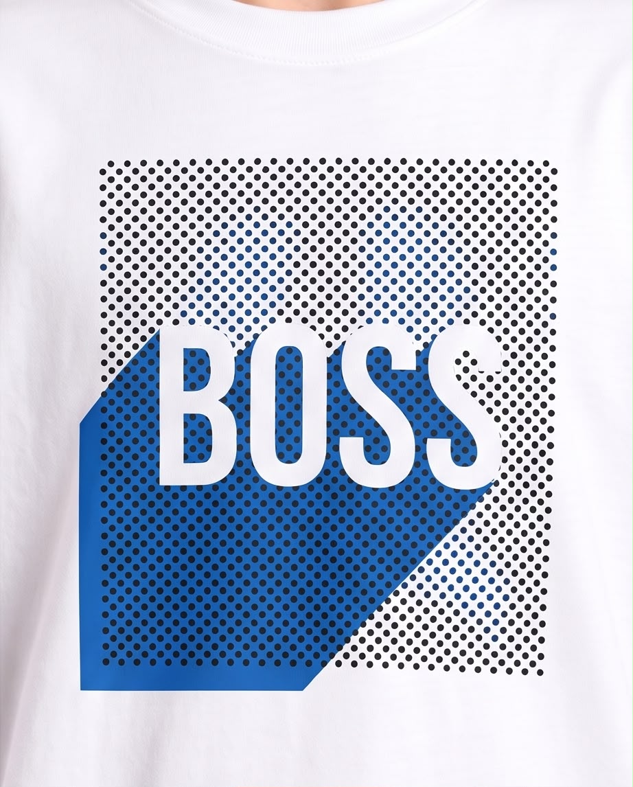 Camiseta Niño BOSS Letras Blancas Geométrico Azul Fondo Punteado Blanca Semi Oversize