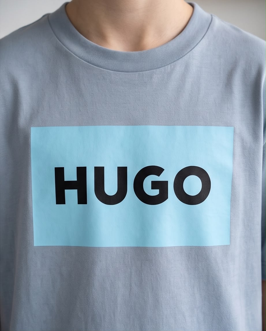 Camiseta Niño HUGO Letras Negras Recuadro Celeste Azul Cielo Semi Oversize