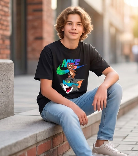 Camiseta Niño Nike Tom y Jerry Logo Multicolor Negra Semi Oversize