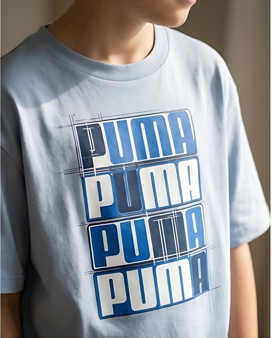 Camiseta Niño Puma Cuatro Filas Letras Azules Azul Cielo Semi Oversize