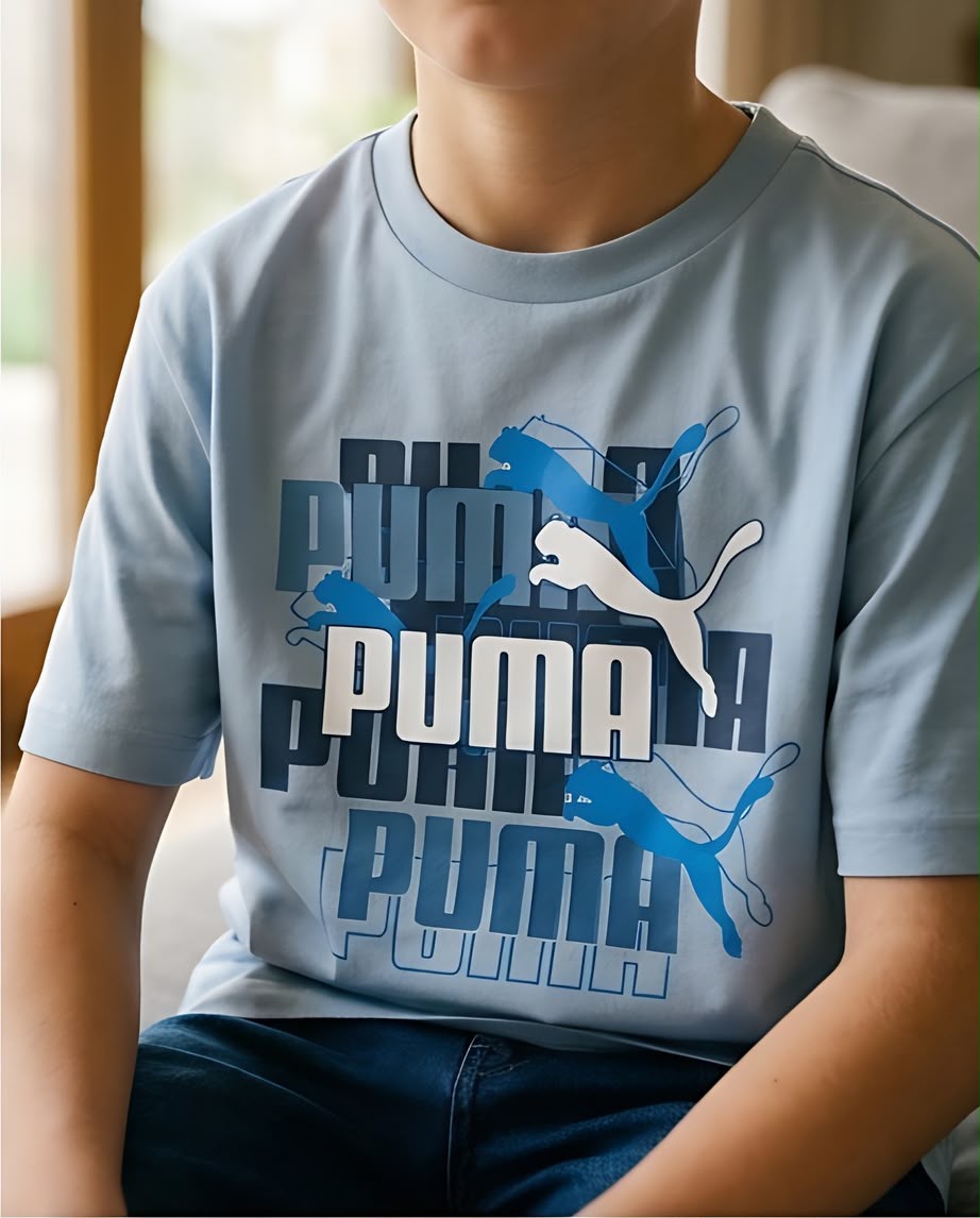 Camiseta Niño Puma Letras Superpuestas Azules Azul Cielo Semi Oversize