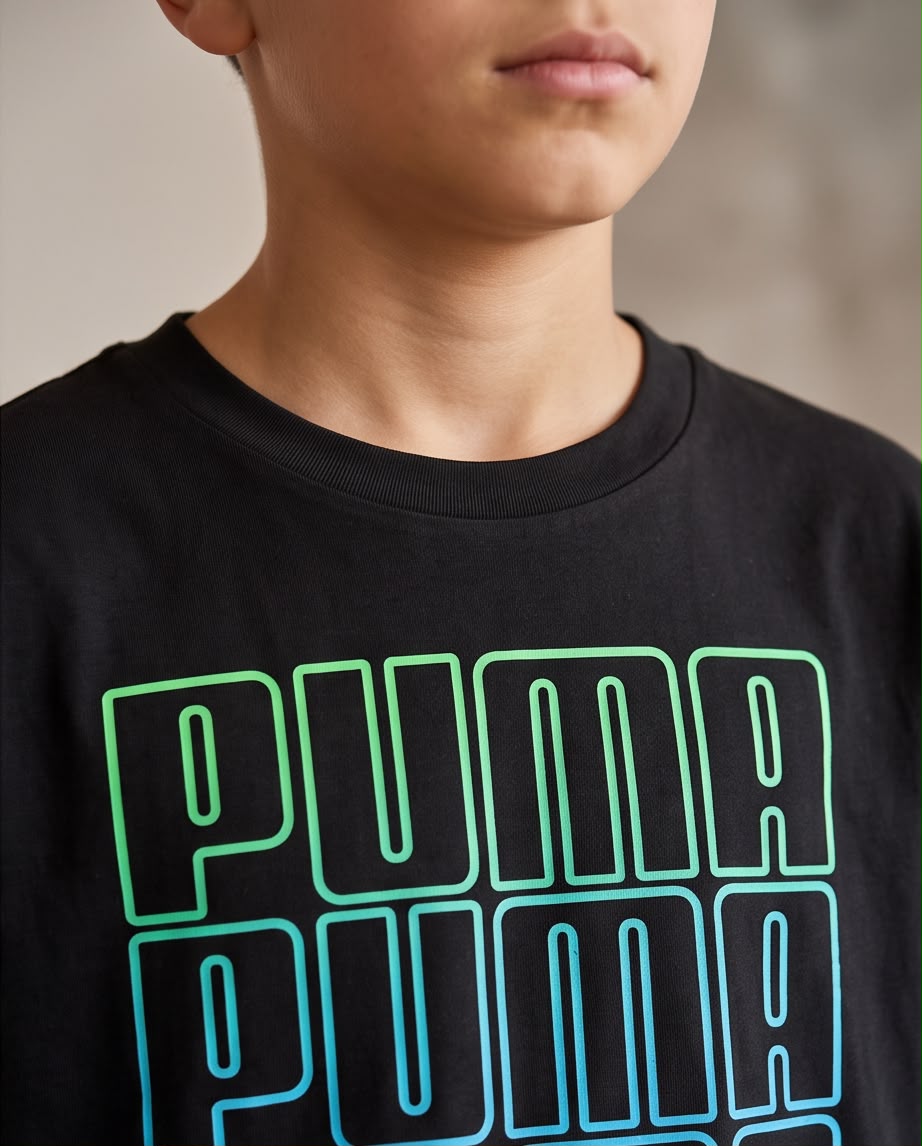 Camiseta Niño Puma Tres Filas Contorno Verde y Azul Negra Semi Oversize