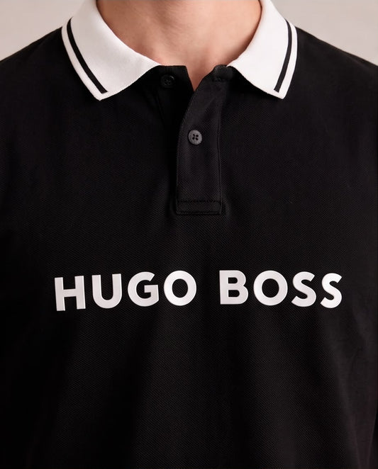 Camiseta Tipo Polo Negra HUGO BOSS Cuello y Puños Blancos Regular Fit