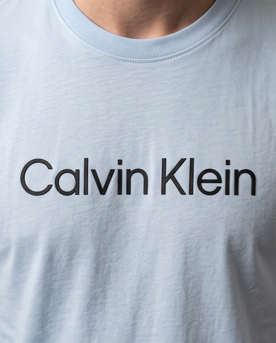 Camiseta Calvin Klein Logo Azul Medio – Regular Fit Hombre