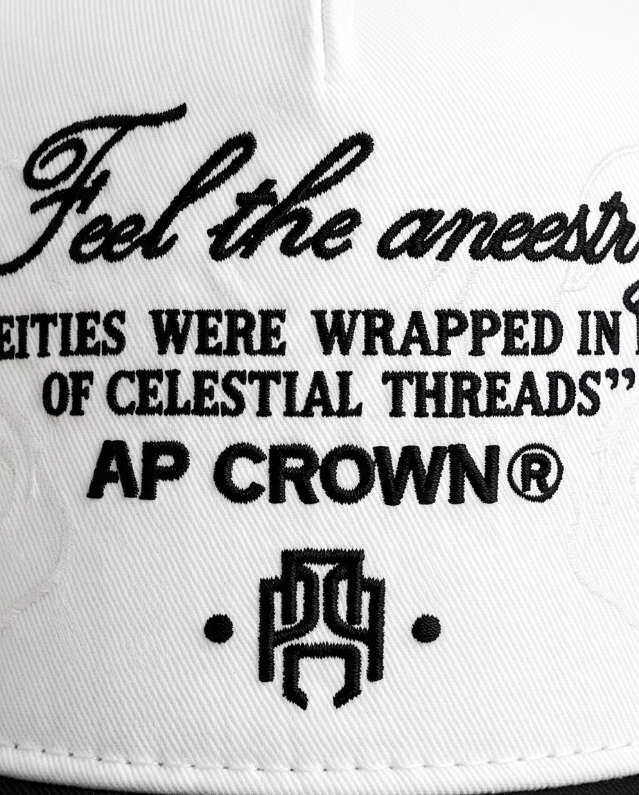 Gorra AP Crown Feel The Ancestry Blanca con Visera Negra