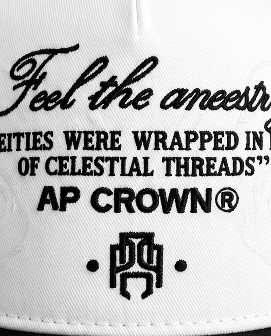 Gorra AP Crown Feel The Ancestry Blanca con Visera Negra