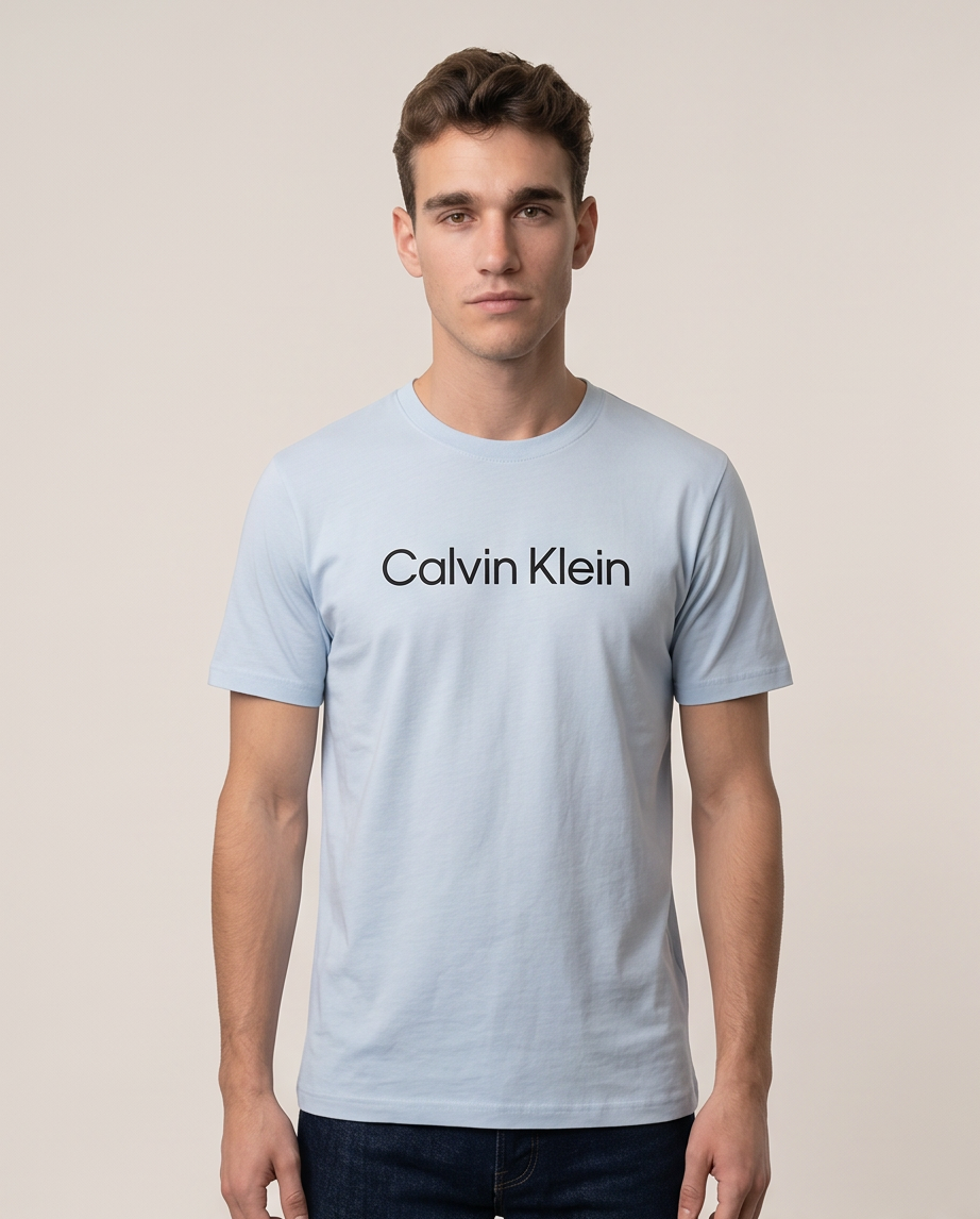 Camiseta Calvin Klein Logo Azul Medio – Regular Fit Hombre