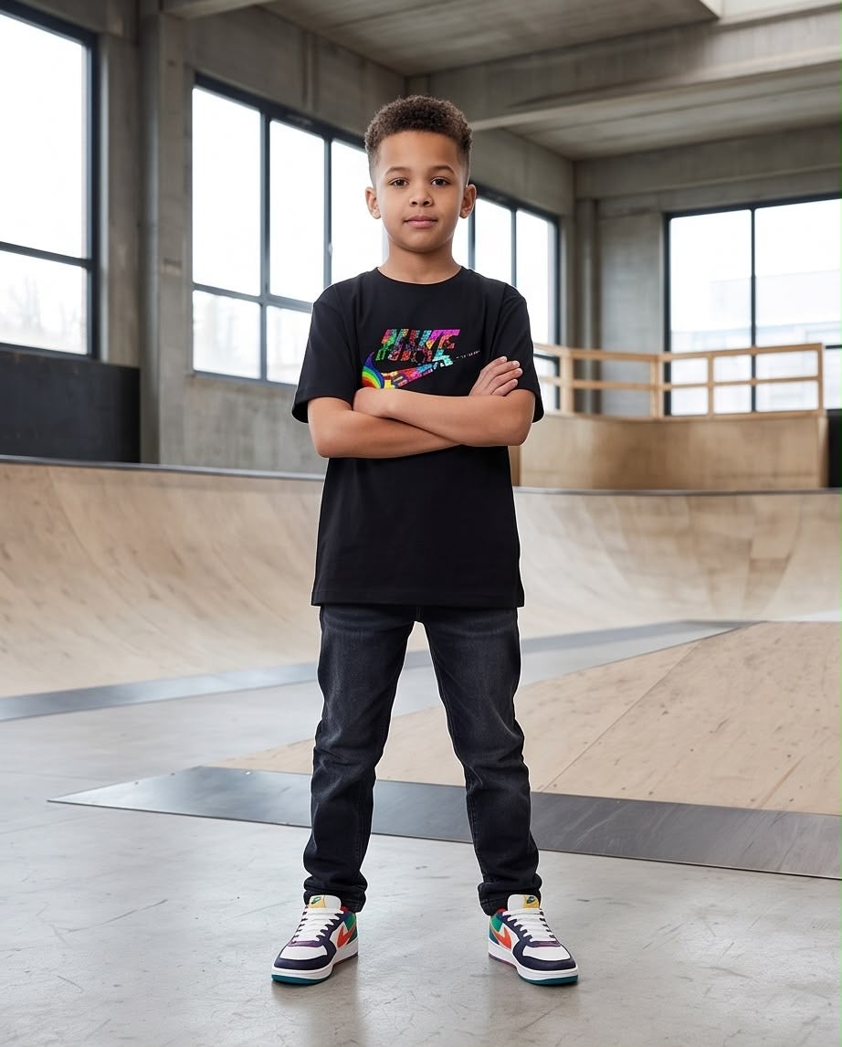 Camiseta Nike Logo Swoosh Arcoiris Negra - Niños Oversize