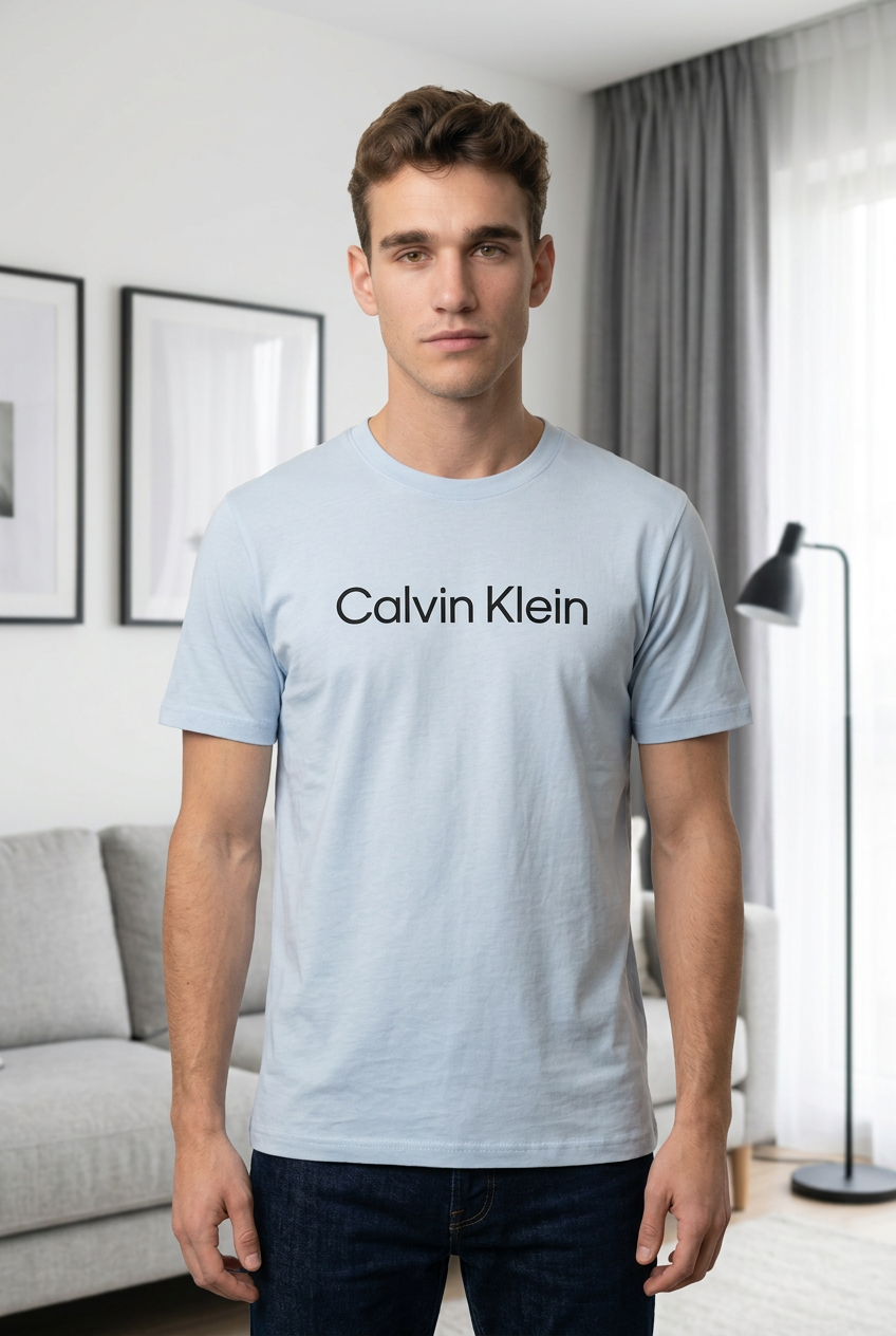 Camiseta Calvin Klein Logo Azul Medio – Regular Fit Hombre