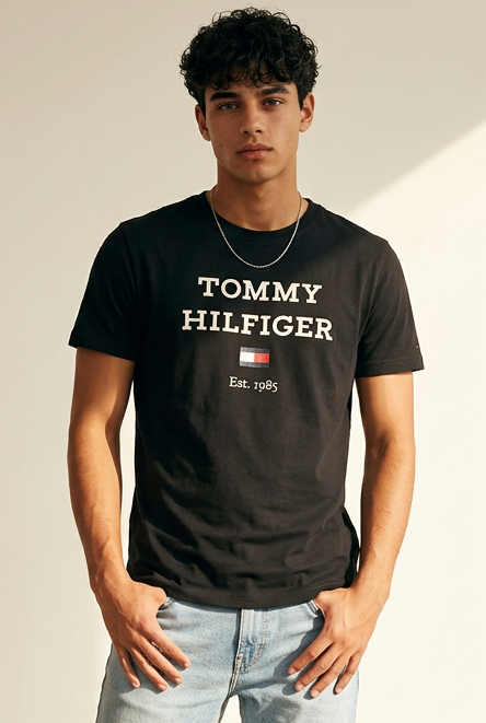 Camiseta Tommy Hilfiger Logo Est 1985 Negra Hombre - Manga Corta Algodón