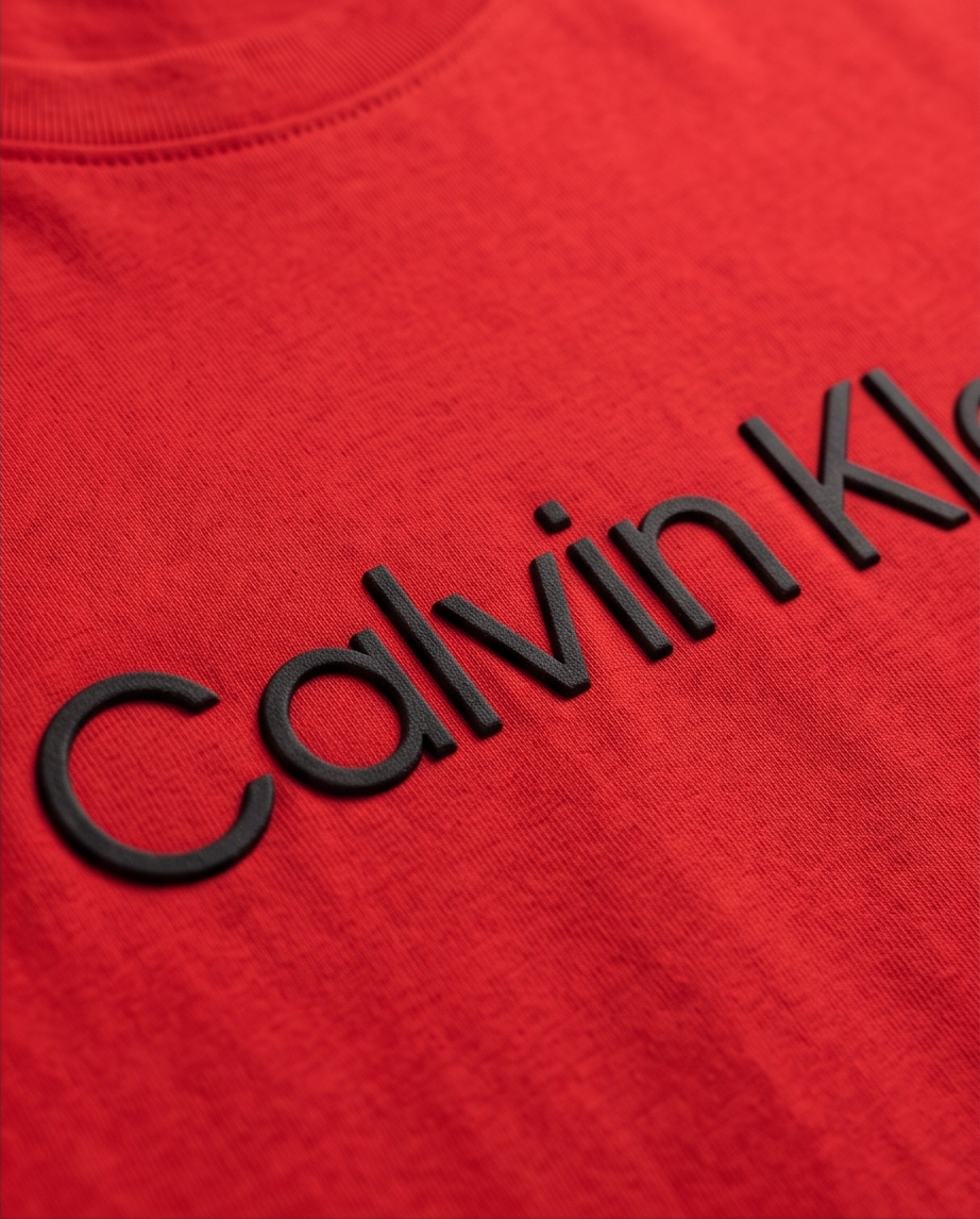 Camiseta Roja Calvin Klein Logo Negro – Regular Fit Hombre