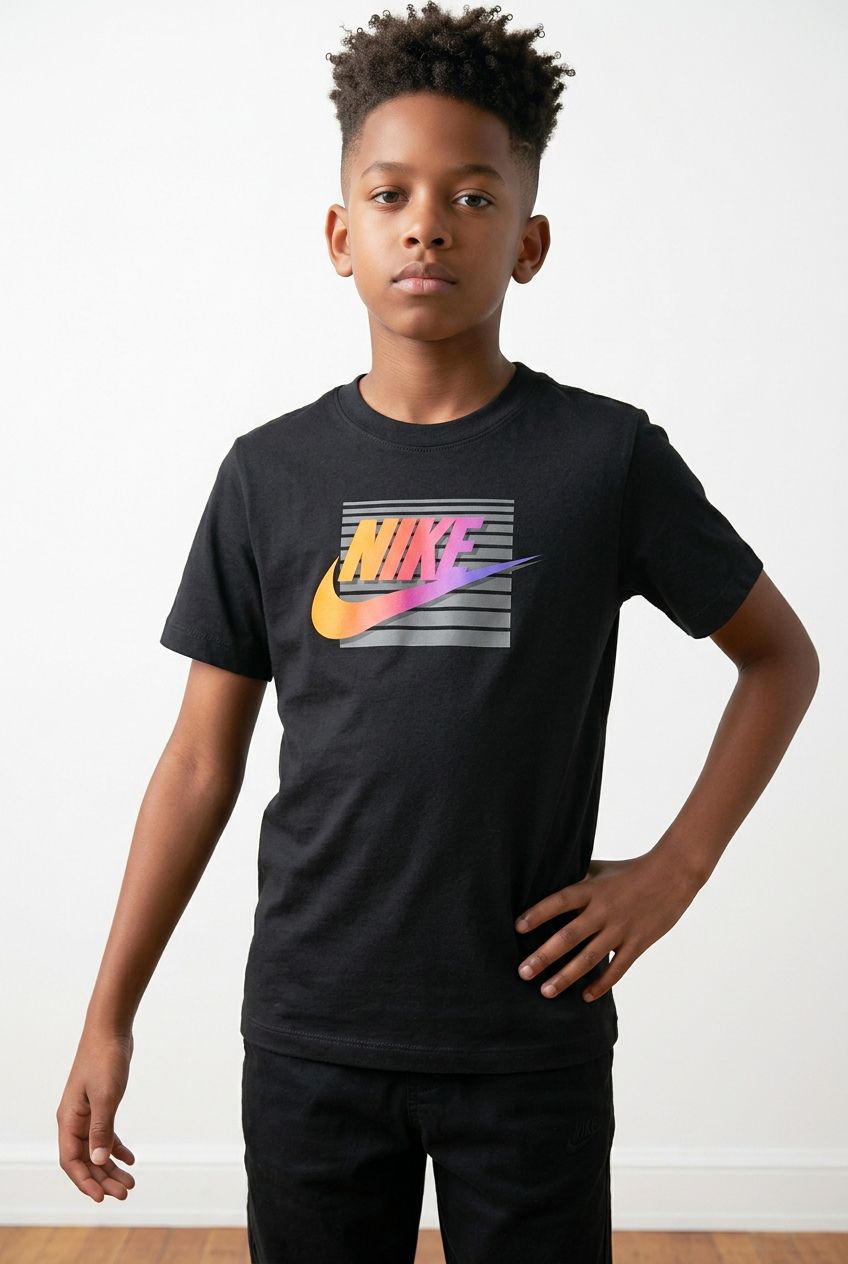 Camiseta Nike Logo Degradado Multicolor Negra - Niños Oversize