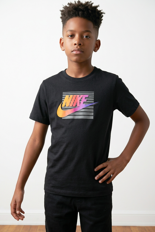 Camiseta Nike Logo Degradado Multicolor Negra - Niños Oversize