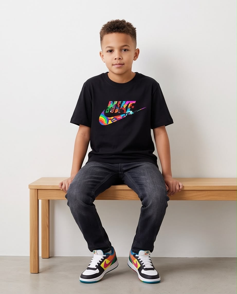 Camiseta Nike Logo Swoosh Arcoiris Negra - Niños Oversize