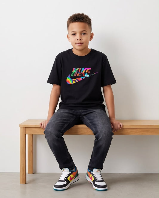 Camiseta Nike Logo Swoosh Arcoiris Negra - Niños Oversize