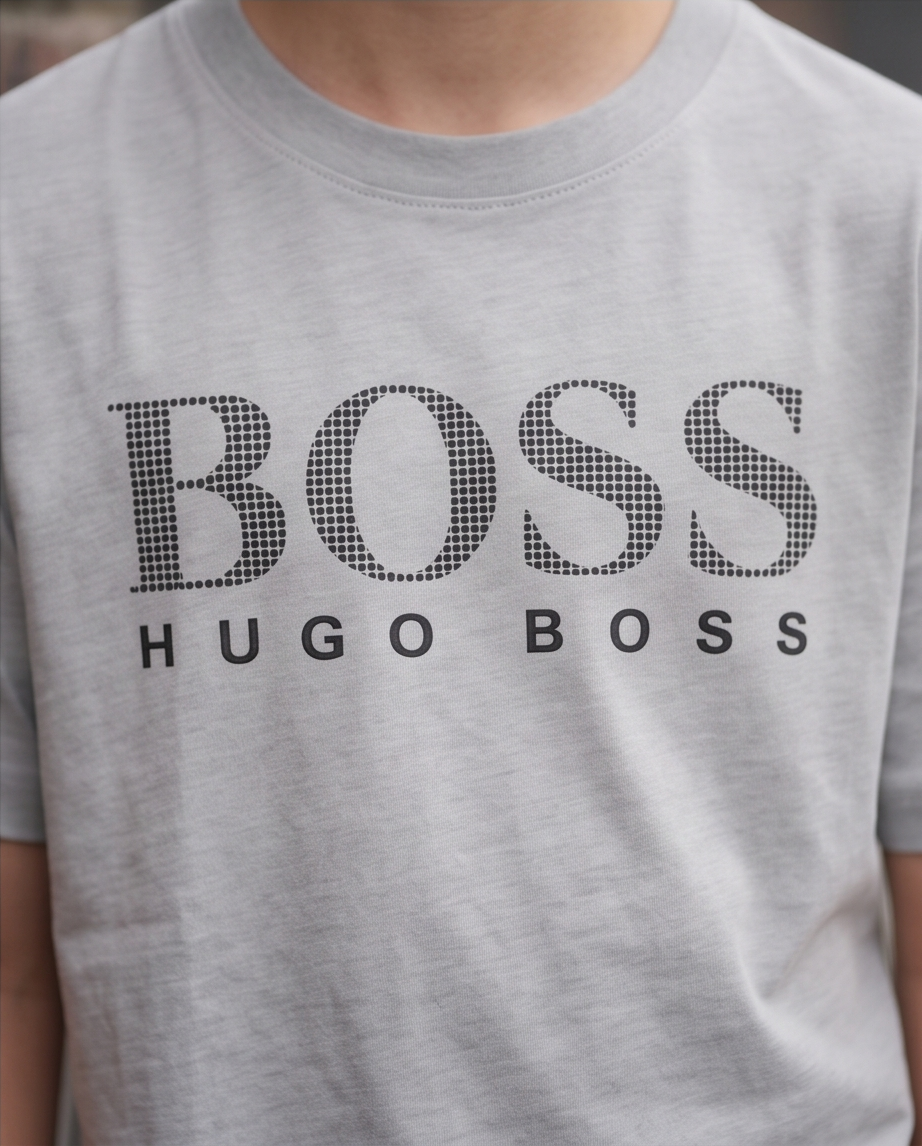 Camiseta Hugo Boss Halftone Dots Oversize Niños Verde Seco - Detalle estampado frontal