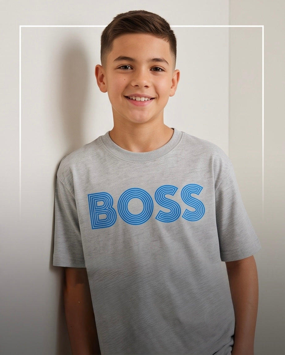 Camiseta Hugo Boss Retro Outline BOSS Oversize Niños Verde Seco - Vista frontal modelo fondo blanco