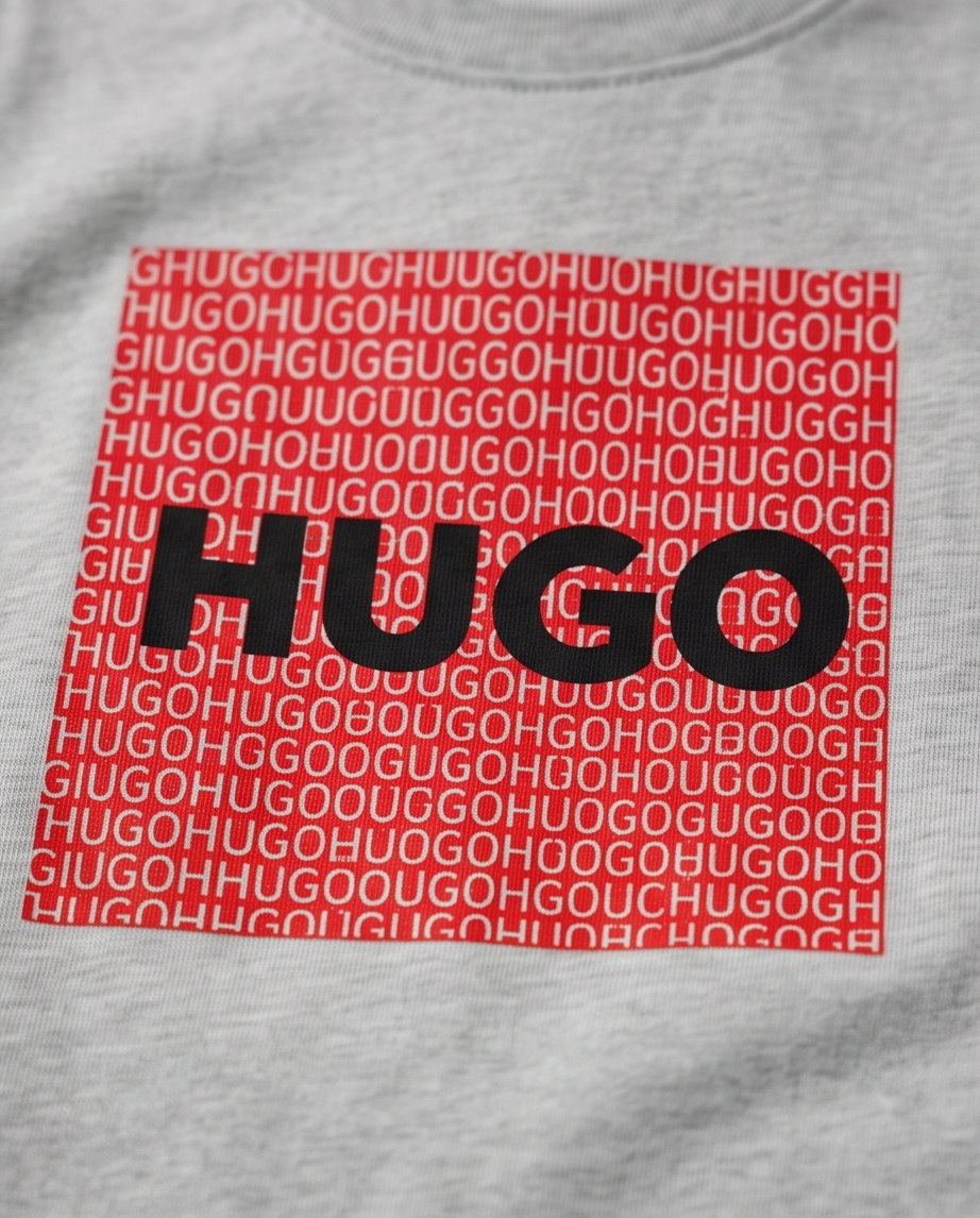 Camiseta Hugo Boss Red Box Monogram Oversize Niños Verde Seco - Detalle estampado