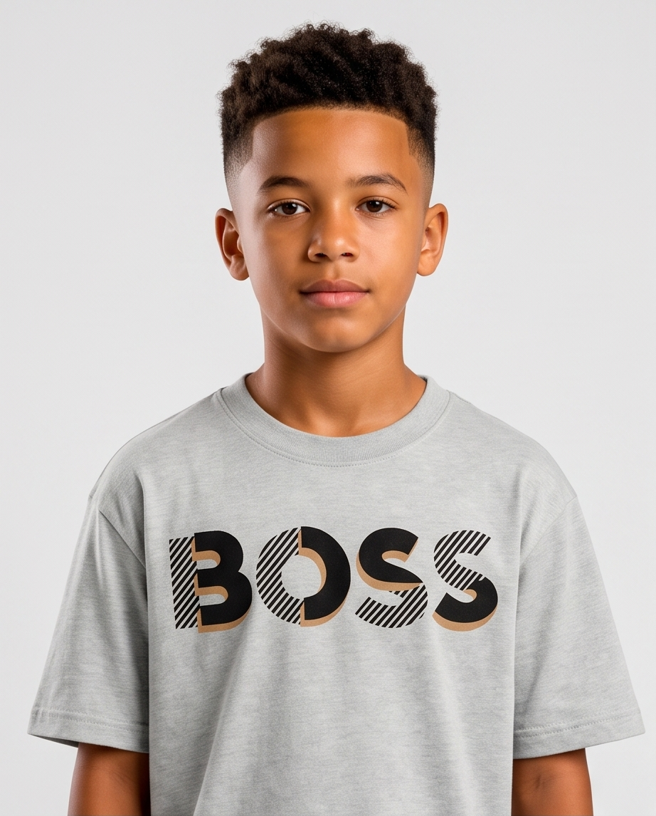 Camiseta Hugo Boss Striped 3D Logo Oversize Niños Verde Seco - Vista frontal modelo