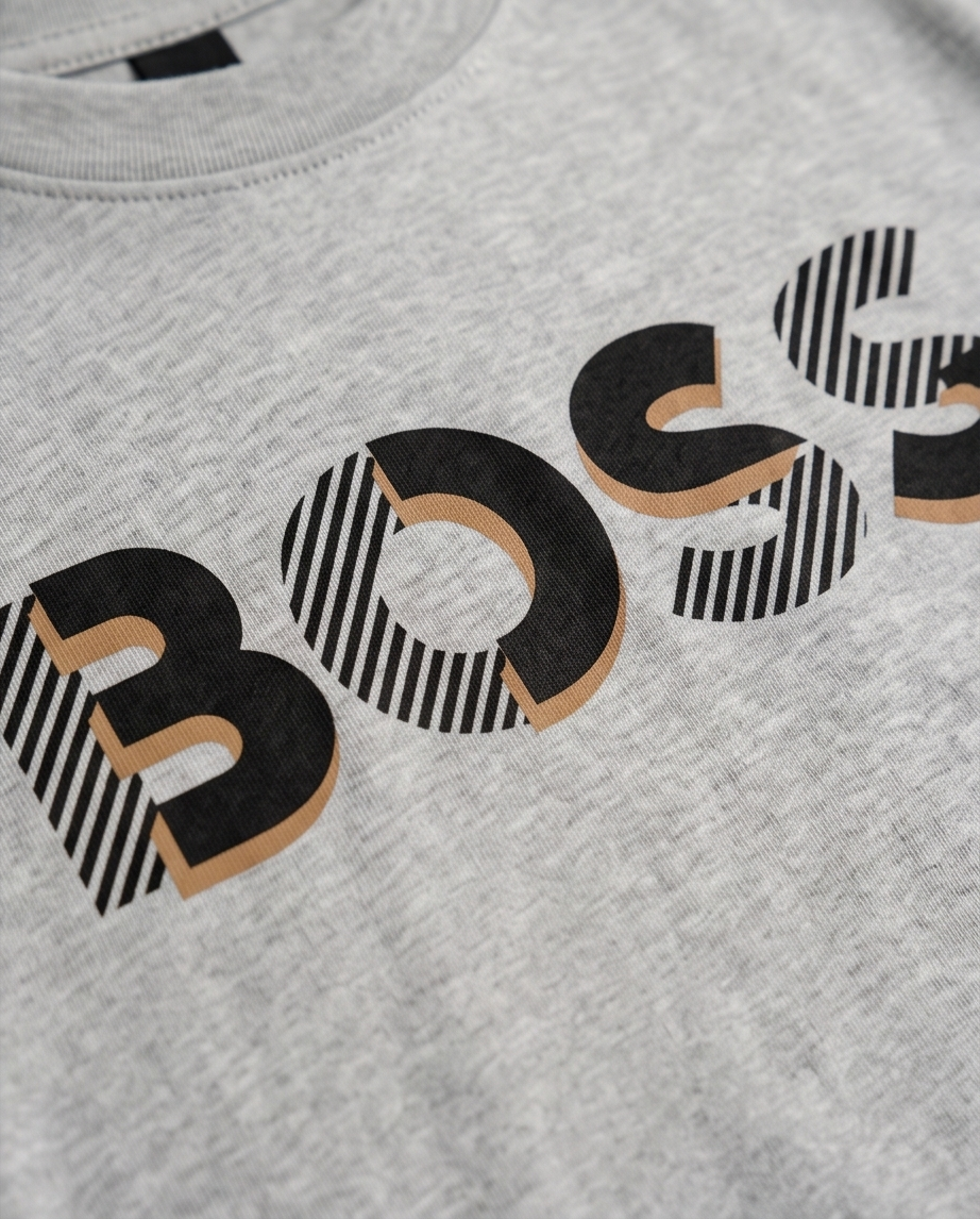 Camiseta Hugo Boss Striped 3D Logo Oversize Niños Verde Seco - Detalle estampado