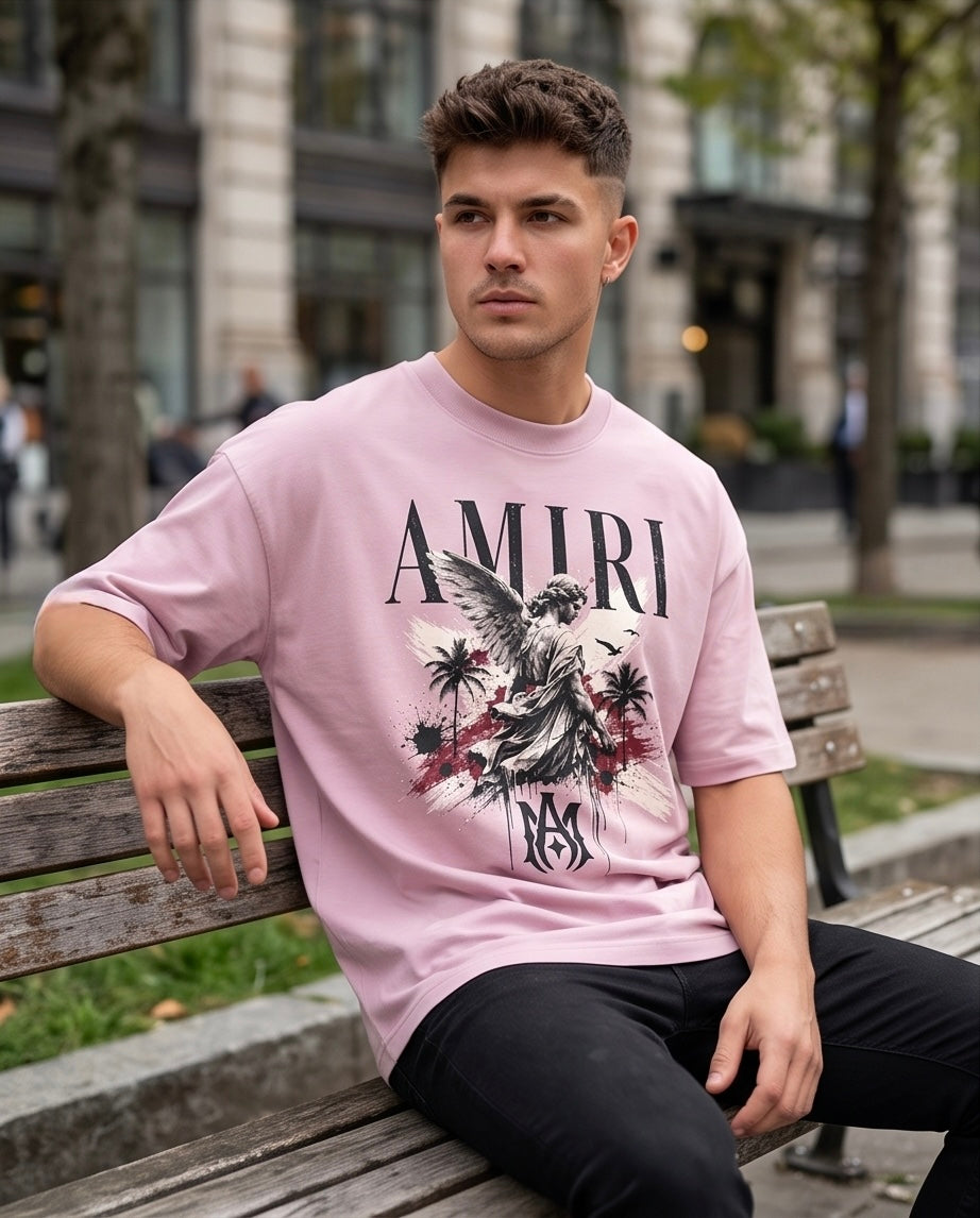 Camiseta Amiri MA Angel Palm Tree Drip Splatter Vintage Rosa - Lifestyle modelo sentado banco calle exterior arboles
