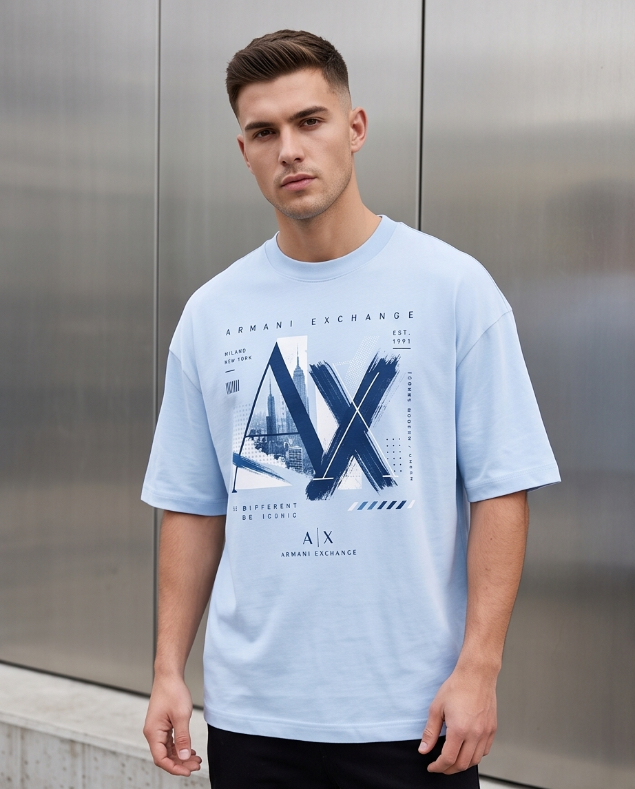 Camiseta Armani Exchange AX Milano New York Be Different Be Iconic Azul Cielo - Lifestyle modelo vista frontal fondo metal plateado
