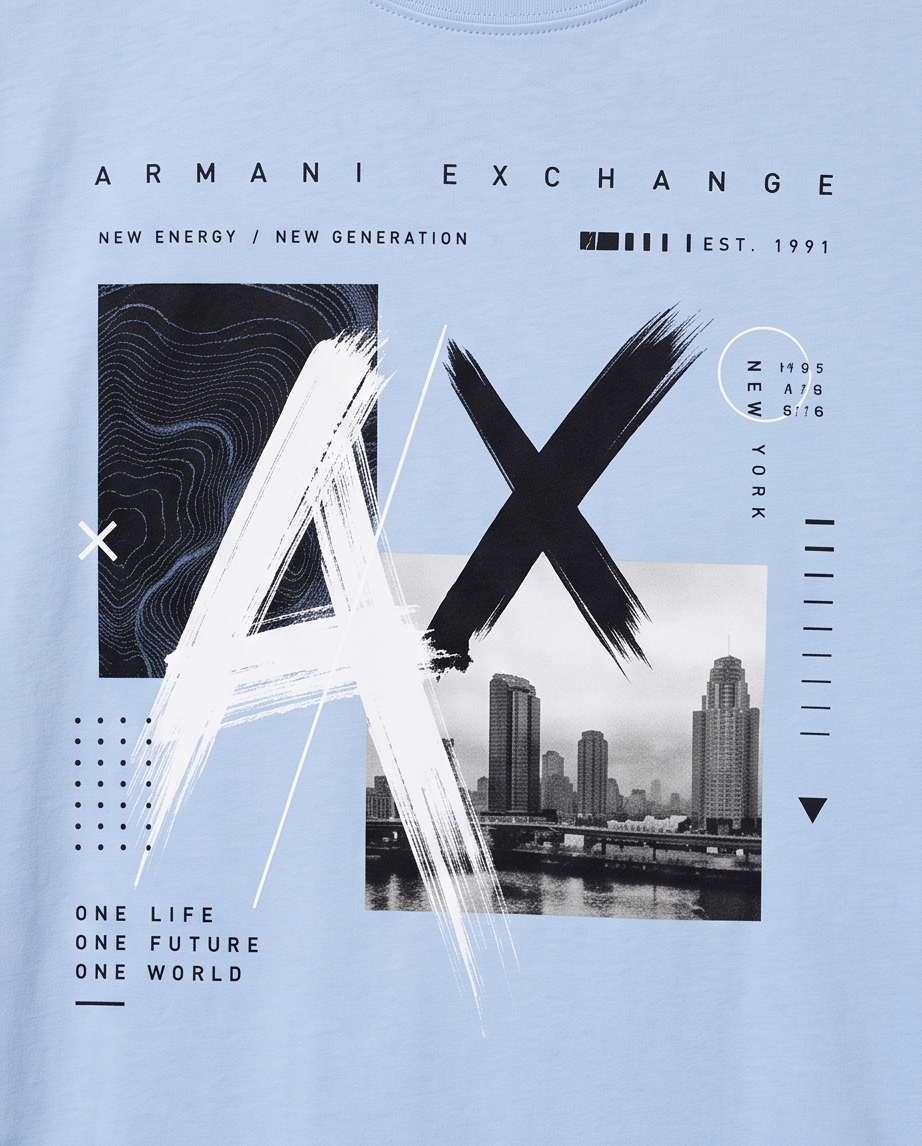 Camiseta Armani Exchange AX New Energy New Generation Azul Cielo - Detalle estampado close-up busto fondo azul cielo