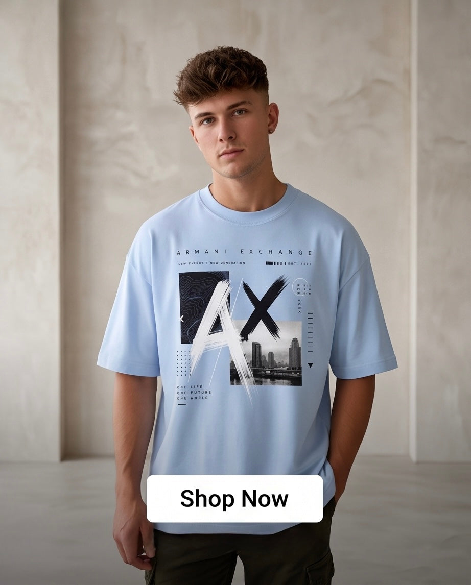 Camiseta Armani Exchange AX New Energy New Generation Azul Cielo - Lifestyle modelo Shop Now fondo muro concreto beige