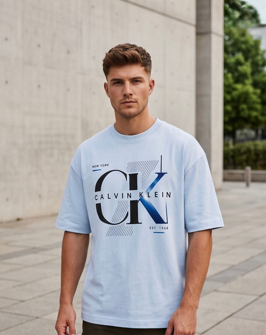 Camiseta Calvin Klein CK New York Est. 1968 Blue Gradient Azul Cielo - Lifestyle modelo vista frontal fondo concreto