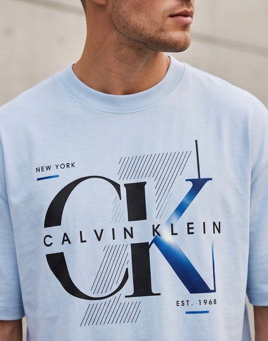 Camiseta Calvin Klein CK New York Est. 1968 Blue Gradient Azul Cielo - Detalle estampado close-up busto fondo gris