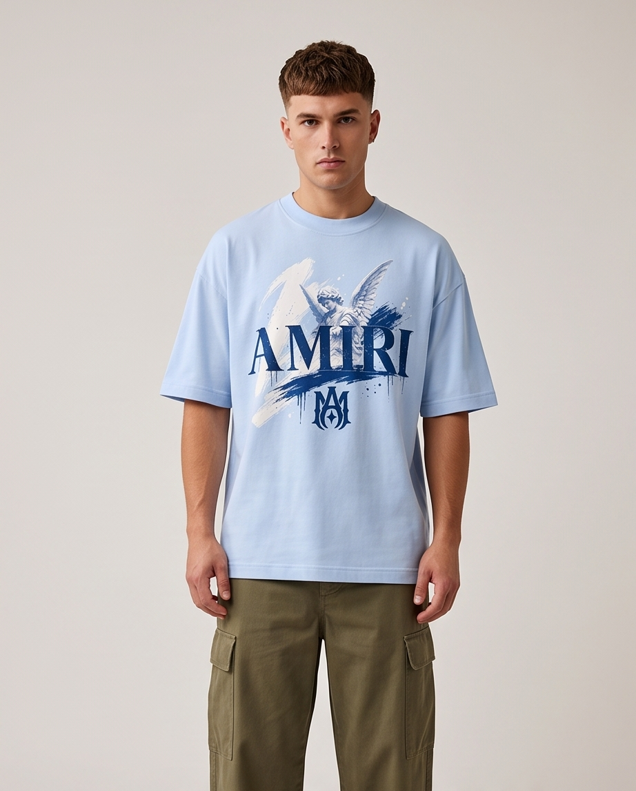 Camiseta Amiri MA Angel Brushstroke Drip Navy Blue Azul Cielo - Lifestyle modelo vista frontal fondo blanco crema