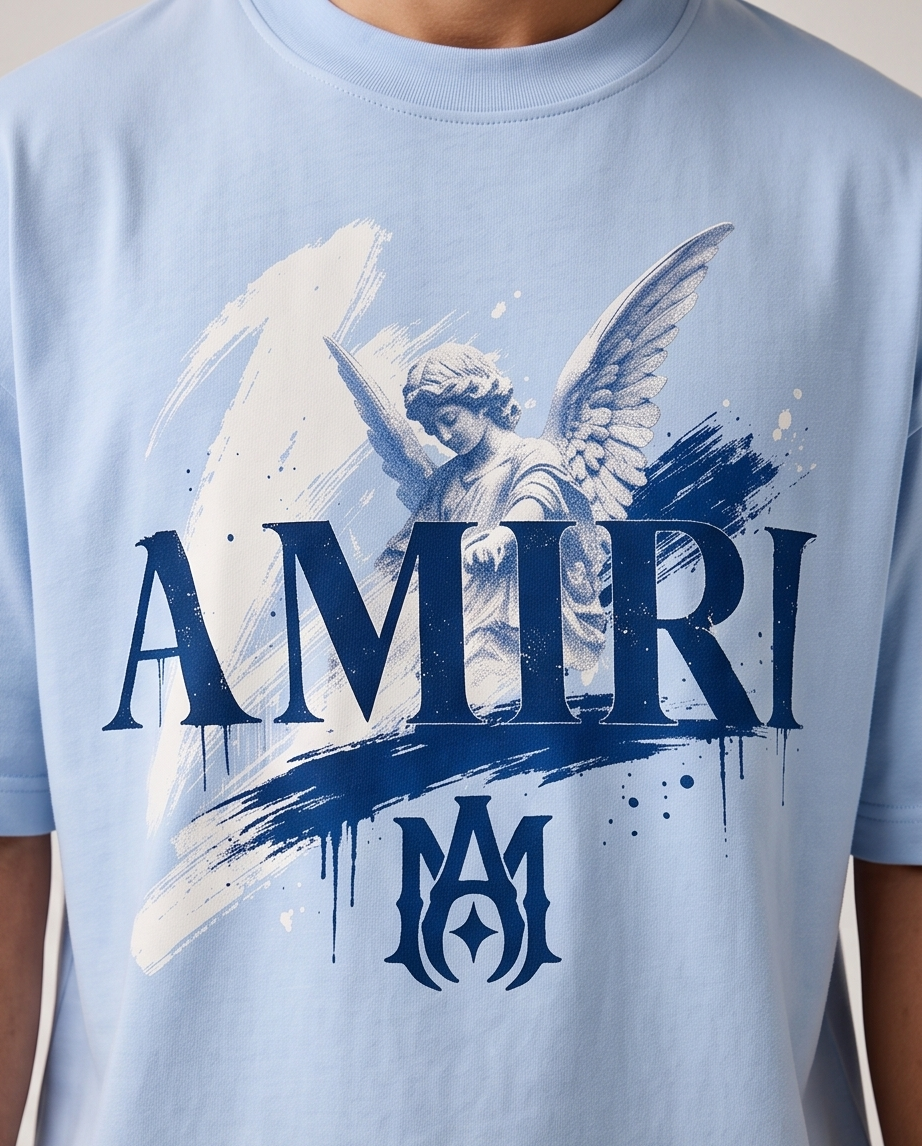 Camiseta Amiri MA Angel Brushstroke Drip Navy Blue Azul Cielo - Detalle estampado close-up ángel busto fondo azul