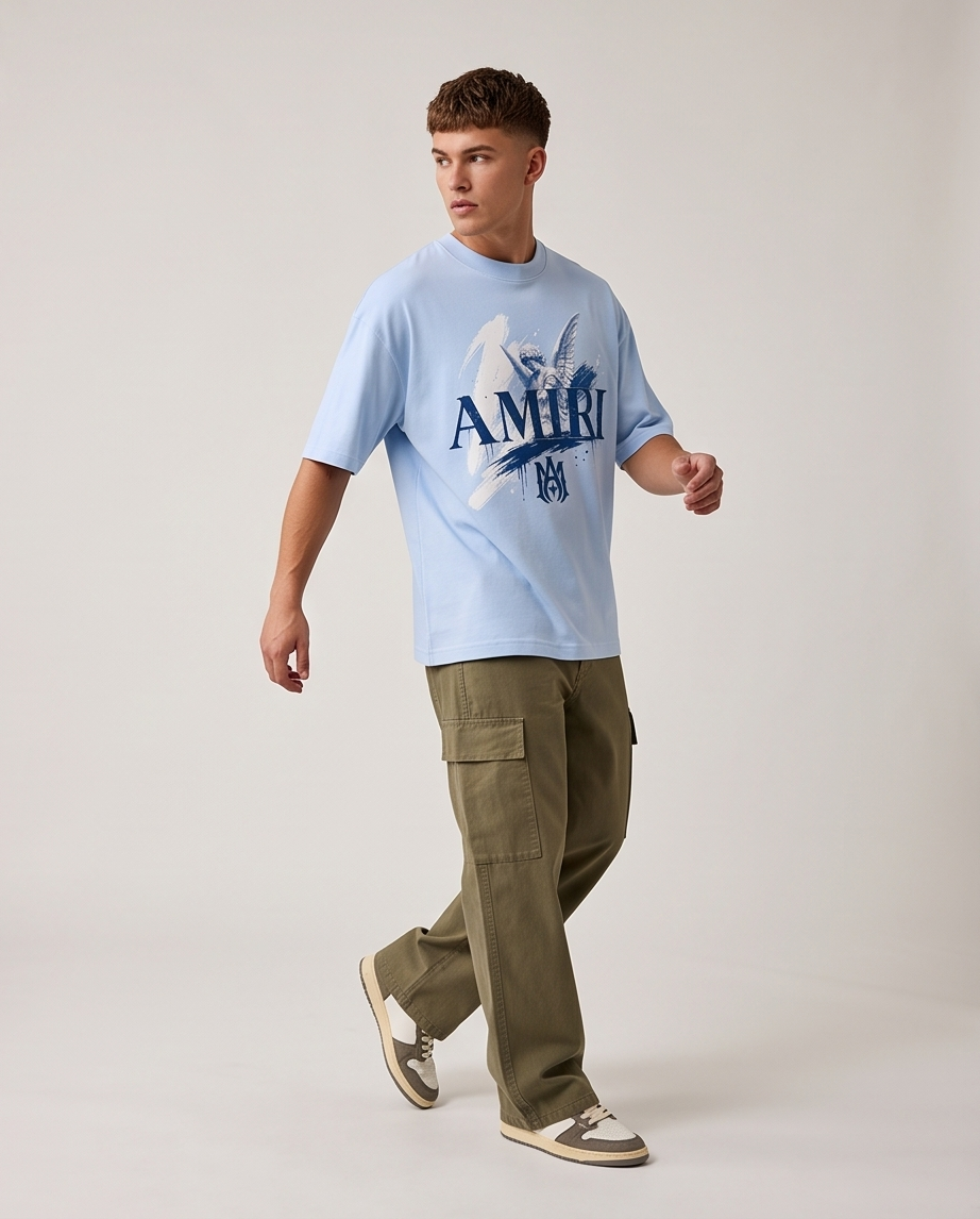 Camiseta Amiri MA Angel Brushstroke Drip Navy Blue Azul Cielo - Lifestyle modelo caminando vista completa fondo blanco